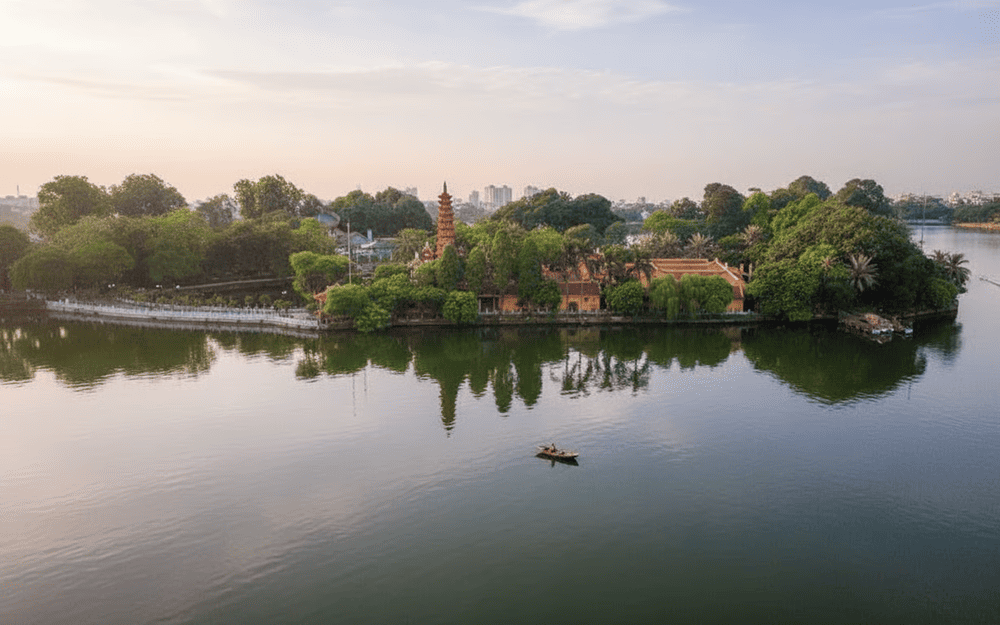 Chùa Trấn Quốc có địa hình đặc biệt, gần như "nổi" trên bề mặt Hồ Tây